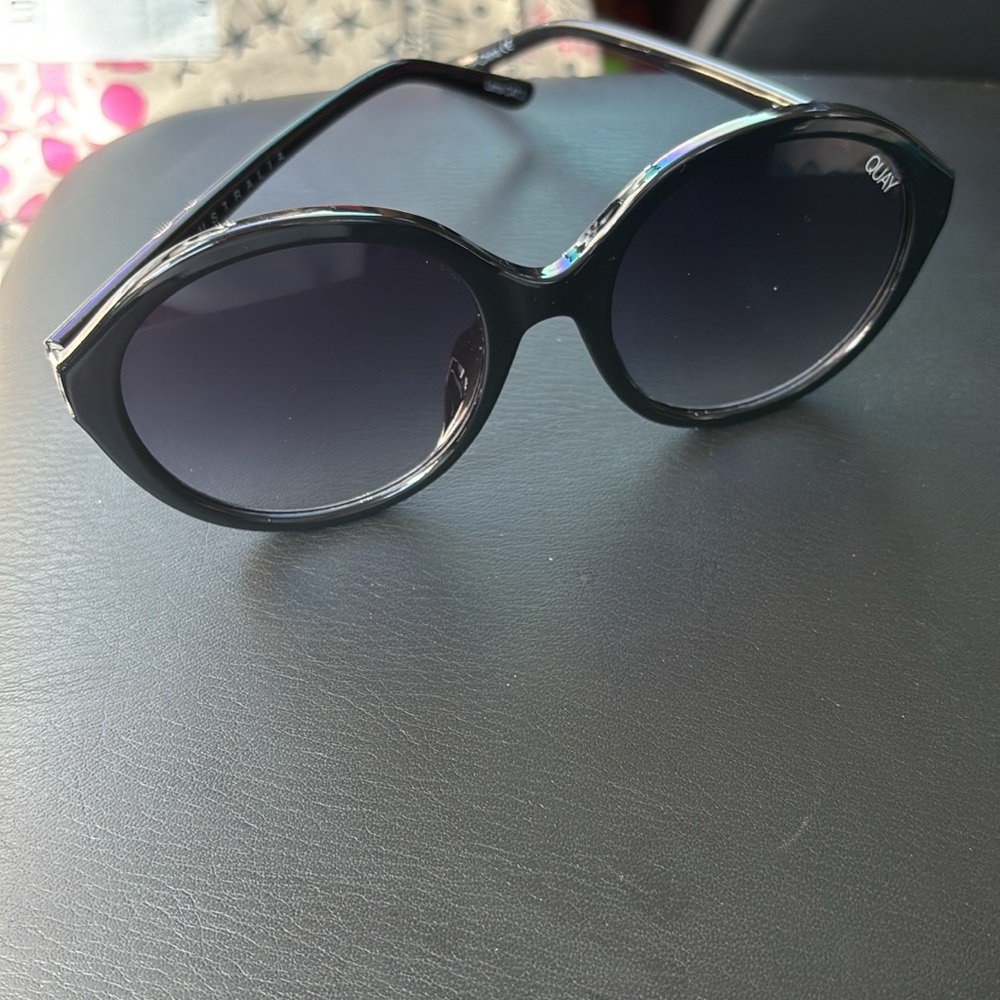 Quay Australia Black Sunglasses New with bag